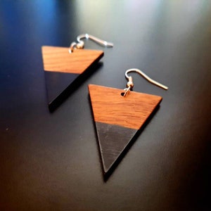 Black-brown wooden earrings in the shape of triangles with pendants made of walnut wood and resin, shipped from Germany, lightweight earrings, 4 cm