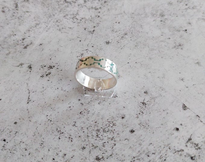 Chakana design ring and ancestral Mapuche Pillán Spirit, with a background in green Malachite and Lapis Lazuli stone.