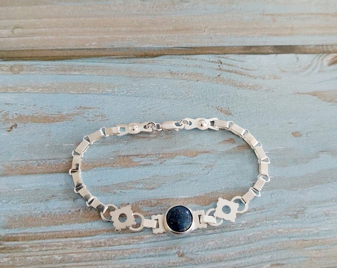Bracelet with Mapuche kilkay design chain and Lapis Lazuli stone.