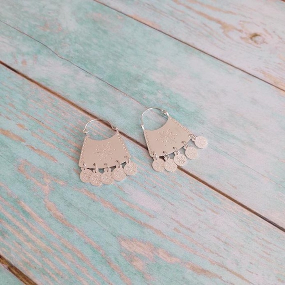 Mapuche earrings, Upul design, made in 950 silver and hand-chiseled. 2.2 cm wide x 2.6 cm high