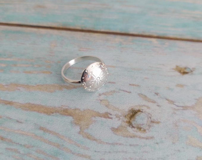 Mapuche Ring Flor del Canelo design, made in 950 silver and hand-chiseled.