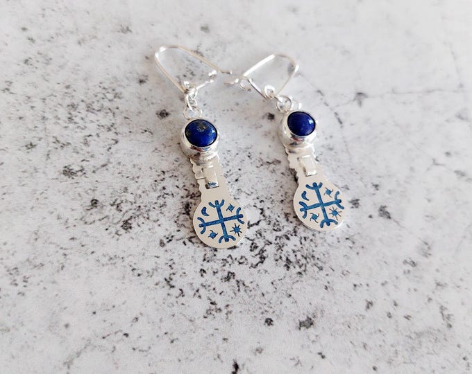Kultrún Mapuche earrings with Lapis Lazuli semiprecious stone.