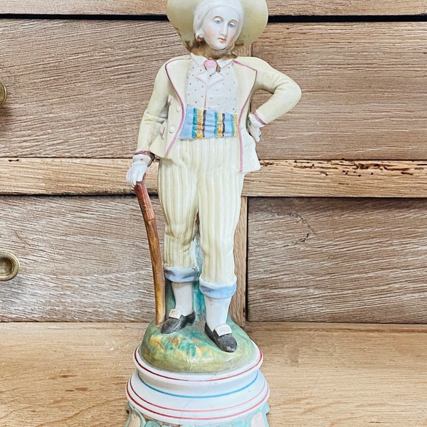 Statuette figurine en biscuit polychrome d’un gentilhomme