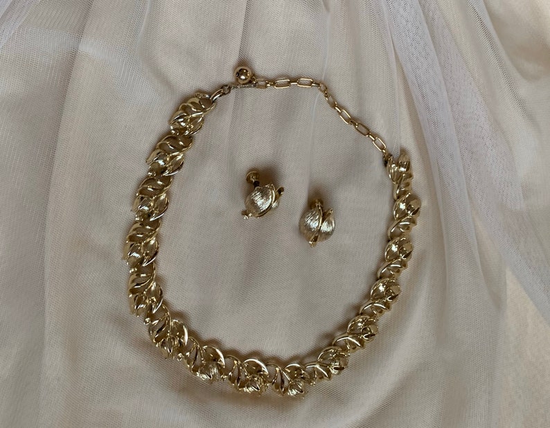 Vintage Lisner Signed Necklace and Earring Jewelery Set