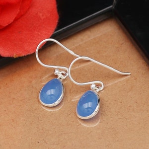 Peut inclure: Une paire de boucles d'oreilles pendantes en argent avec des pierres précieuses en forme de larme bleu clair.