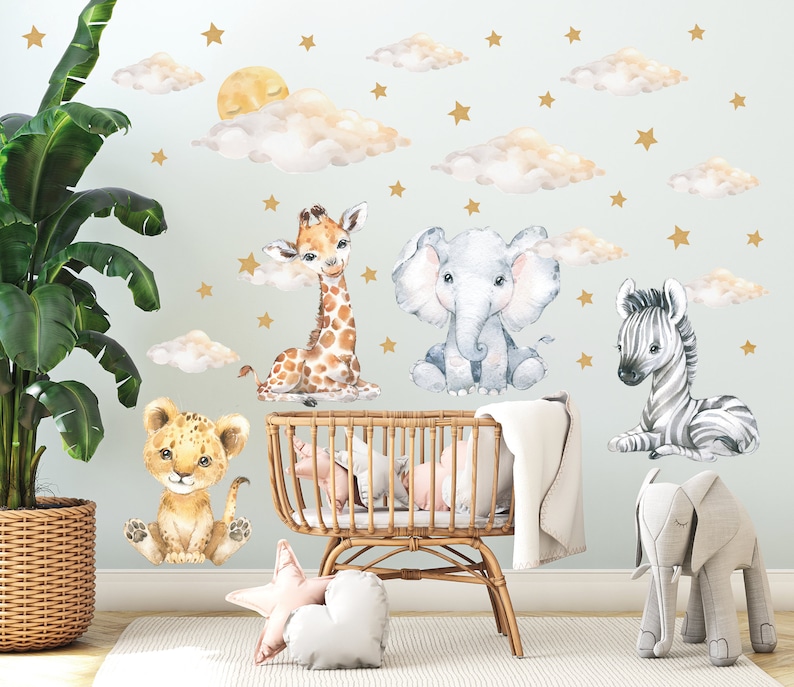 Naklejka ścienna do pokoju dziecięcego mały lew słoń zebra żyrafa z chmurami i gwiazdami naklejka ścienna safari do dekoracji ścian dla dzieci chłopców i dziewcząt zdjęcie 2