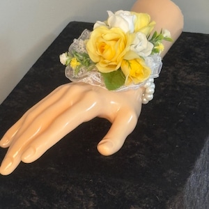 Yellow and White Lace Wrist Corsage, Pearl Wrist Corsage, Yellow - White Roses Corsage, Prom Corsage, Small Corsage, Younth Corsage, Dainty
