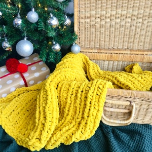 Make Your Own Snuggle blanket, Blanket knit kit, Beginner friendly blanket knitting kit, washable, vegan friendly, make a weighted blanket image 7