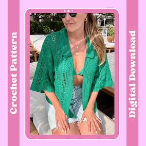Puede incluir: Un cárdigan verde de ganchillo con cuello y mangas cortas. El cárdigan se lleva sobre un top de bikini verde y unos shorts vaqueros. La imagen tiene el texto "Crochet Pattern" y "Digital Download".