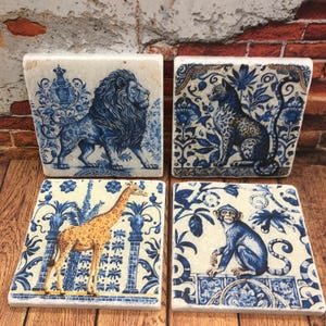 Jungle Animal Coaster Set – Delft Blue Natural Stone Coasters, Lion Giraffe Monkey, Safari Decor Gift for Wildlife Lovers