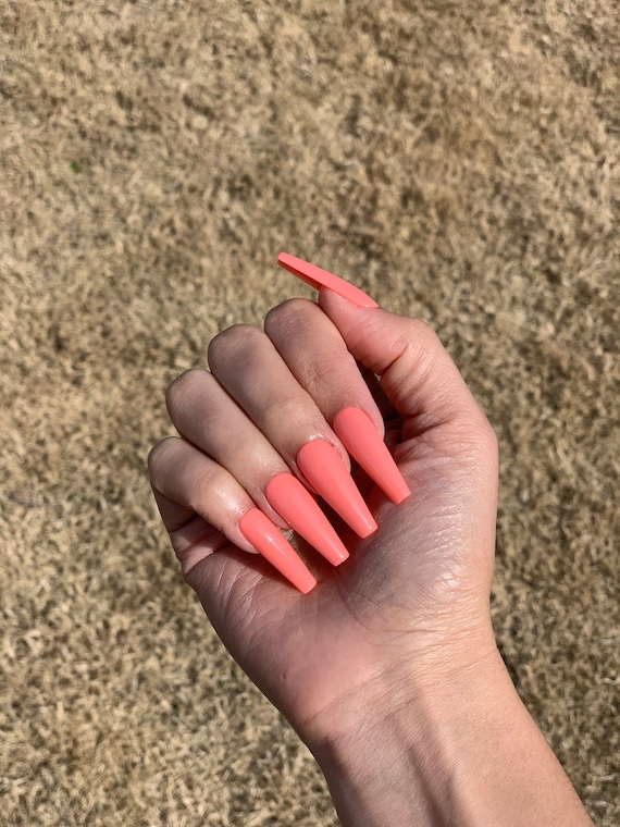 Buy Lick 24 pcs Coral Pink Artificial/False Reusable Acrylic Nails With  Application Kit Online at Best Prices in India - JioMart.