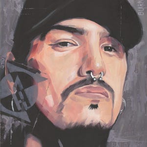 Puede incluir: Pintura de retrato de un hombre con una gorra negra con letras doradas que dice "Oakl". Tiene bigote, perilla y un piercing en la nariz. La obra de arte tiene un fondo oscuro y texturizado con las palabras "Burn My Eyes" y "Halo" visibles.