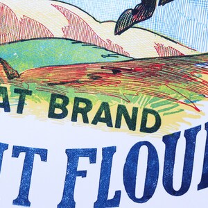 K&ouml;nnte beinhalten: Nahaufnahme eines Vintage-Etiketts f&uuml;r "Goat Brand Fruit Flour". Das Etikett zeigt eine stilisierte Ziege, die &uuml;ber einen H&uuml;gel springt, mit einem gr&uuml;nen Feld und roten und gelben H&uuml;geln im Hintergrund. Der Text ist in Schwarz, Gr&uuml;n und Blau.
