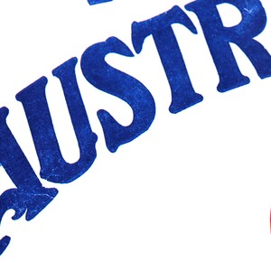 K&ouml;nnte beinhalten: Nahaufnahme des Wortes "AUSTRALIA", das in dunkelblauer Tinte auf wei&szlig;em Hintergrund gedruckt ist.