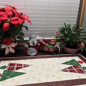 Pretty Quilted CHRISTMAS TREE Table Runner ~ Winter Table Decor~ Appliqued Table Topper ~ Farmhouse Christmas ~ Red & Green Kitchen