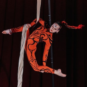 Body da ginnastica mistico di lusso con strass per danza aerea e performance di cerchio aereo, realizzato su misura