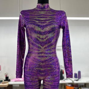Body in spandex olografico viola: tessuti aerei, costume da circo
