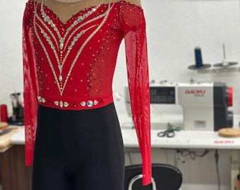 Rood sprankelend turnpakje voor luchtfoto's, vuurshow, kunstschaatsvoorstelling