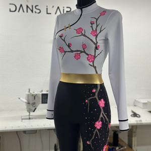 Body con strass in stile giapponese Sakura per spettacoli di tessuti aerei e cerchi aerei, realizzato su misura