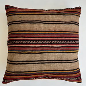 Handgefertigter Kissenbezug, Gestreiftes mehrfarbiges Türkisches Kissen, Kelimkissen, Kelimkissen 24 &#39;&#39; x 24 &#39;&#39; / 60 x 59 CM