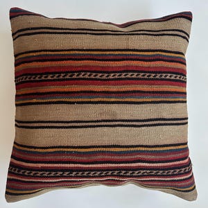 Handgefertigter Kissenbezug, Gestreiftes mehrfarbiges Türkisches Kissen, Kelimkissen, Kelimkissen 24 &#39;&#39; x 24 &#39;&#39; / 60 x 60 CM