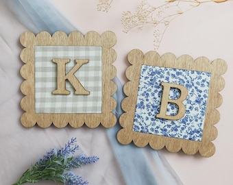 Letrero con inicial de monograma de inspiración vintage, letrero de madera con monograma para bebé, decoración para habitación infantil, letrero para recién nacido, decoración para habitación de bebé.