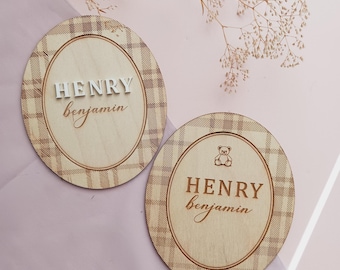 Letrero con nombre para anuncio de nacimiento a cuadros, letrero con nombre a cuadros, fecha de nacimiento del bebé, letrero con el nombre del recién nacido, placa con el nombre del hospital