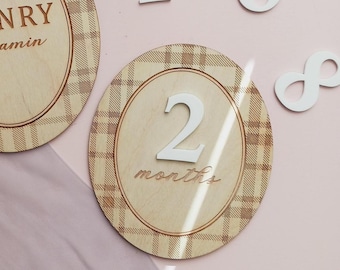 Hitos mensuales para bebés a cuadros, hitos grabados para bebés, marcadores de hitos mensuales, tarjetas de hitos de madera, letrero para fotos de bebés