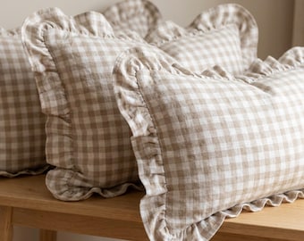 Lendenkissenbezug fürs Kinderzimmer aus Vichy-Karo-Stoff. Kinderzimmerkissen für Jungen oder Mädchen. Rüschen Kissenbezug. Stickkissen fürs Kinderzimmer.