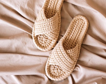 Chunky T-shirt Yarn Slippers Free Crochet Pattern + Video - DIY Magazine