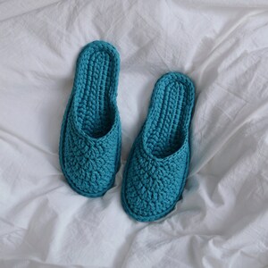 PDF Crochet slippers TUTORIAL, house slippers step-by-step video tutorial, t-shirt yarn slippers pattern, crochet pattern, masterclass DIY