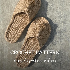 Peut inclure: Une paire de pantoufles en crochet beige avec des pompons. CROCHET PATTERN étape par étape vidéo.