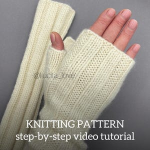 Könnte beinhalten: Nahaufnahme eines Paares cremefarbener gestrickter Fingerhandschuhe. Die Handschuhe sind mit einer einfachen Rippenstrickart gefertigt. Das Bild enthält den Text "KNITTING PATTERN step-by-step video tutorial".