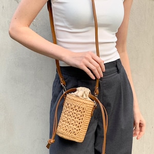 Raffia Mini Bag Crochet Pattern PDF, Step-by-Step Video Tutorial, Village Handbag with Lacy Pocket, Summer Bucket Bag DIY