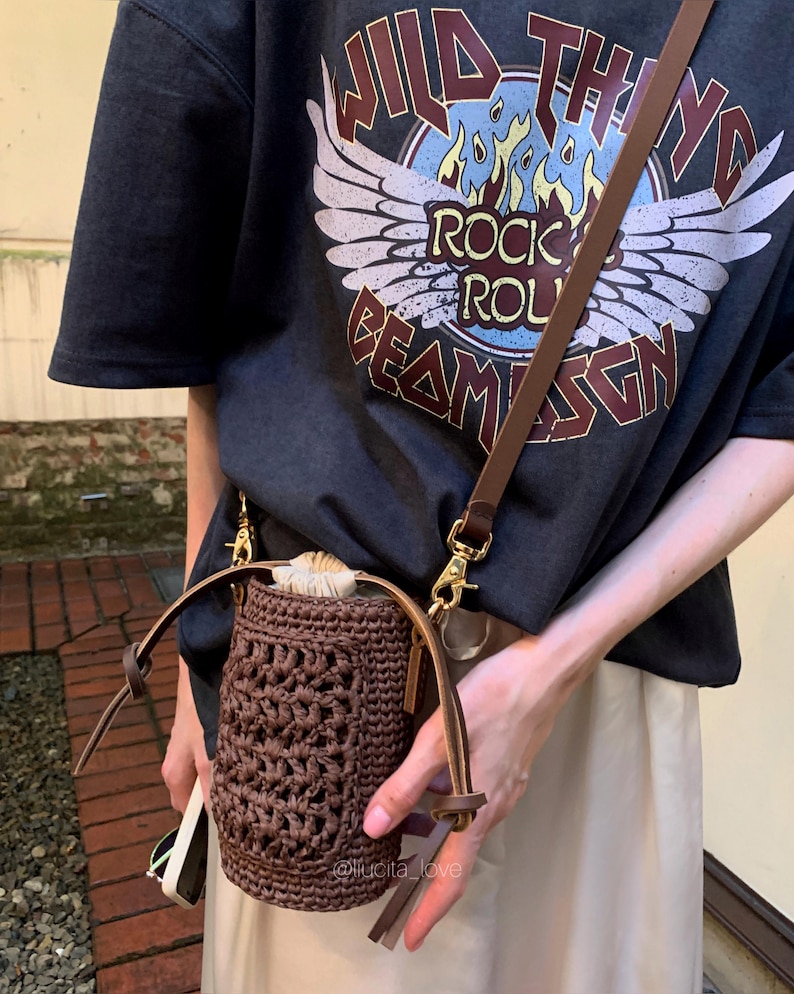 Chocolate Brown Raffia Mini Bag – Woven Straw Crossbody, Boho Summer Bucket Purse, Natural Crochet Beach Bag, Handmade Brown Bag