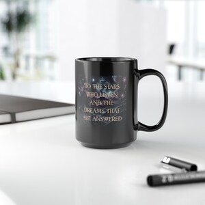Mercancía romántica, taza de ACOTAR, mercancía de ACOTAR, mercancía de Booktok, taza mística, taza de libros, lector de fantasía, taza de fandom, artículos de libros, romance oscuro imagen 5