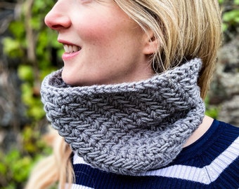 Crochet Cowl Pattern + Video – Chunky Chevron Neck Warmer in Adult and Child Sizes