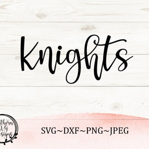 Puede incluir: Texto en caligraf&iacute;a en blanco y negro sobre un fondo de madera blanca. El texto dice "knights".