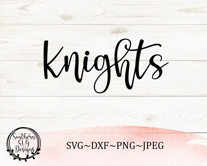 Puede incluir: Texto en caligraf&iacute;a en blanco y negro sobre un fondo de madera blanca. El texto dice "knights".