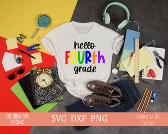 以下が含まれることがあります： 虹色の文字で「hello FOURTH grade」と書かれた白いTシャツ。Tシャツの周りは、時計、鉛筆、ヘッドホンなどの文房具で囲まれています。