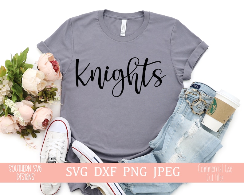 Puede incluir: Camiseta gris con la palabra "Knights" escrita en cursiva negra. La camiseta est&aacute; sobre una superficie blanca con un par de vaqueros y un par de zapatillas blancas.