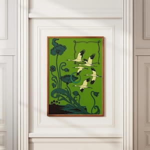 Puede incluir: Una impresión artística enmarcada con un fondo verde, elementos florales turquesa estilizados y una bandada de aves blancas y negras en vuelo. La obra de arte tiene una estética vintage, en un marco de madera marrón.