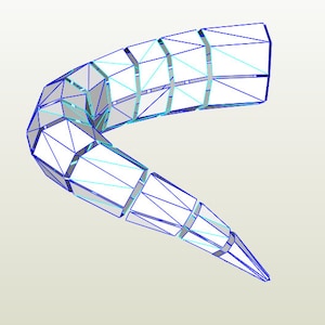 Può includere: Scultura astratta geometrica dalla forma curva. È composta da forme triangolari e rettangolari interconnesse, delineate in blu con accenti azzurri. Le superfici interne sono di colore grigio chiaro, creando un effetto tridimensionale.