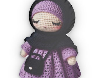 Charmante poupée hijab au crochet couleur lavande - Figurine amigurumi, trésor culturel, idéale pour le ramadan et l'Aïd, souvenir, coussin en forme