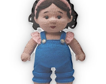 Poupée au crochet en salopette bleue avec bandeau rose - Peluche, cadeau charmant pour les enfants et les collectionneurs, forme de coussin