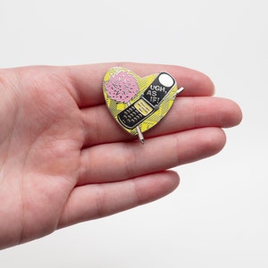Clueless / Hard Enamel Pin Badge - Rom Com Emaille Revers Pin / Flip Phone & Pluizige Pen Emaille Pin