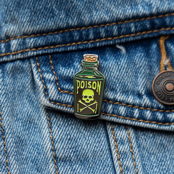 Épingle à bouteille de poison / Badge d’épingle en émail dur - Glow In The Dark Enamel Lapel Pin / Halloween Enamel Pin