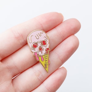 Skull Ice Cream Enamel Pin - Skully Drip / Hard Enamel Pin Anstecker - Niedliche Emaille Anstecknadel / Fun Enamel Pin