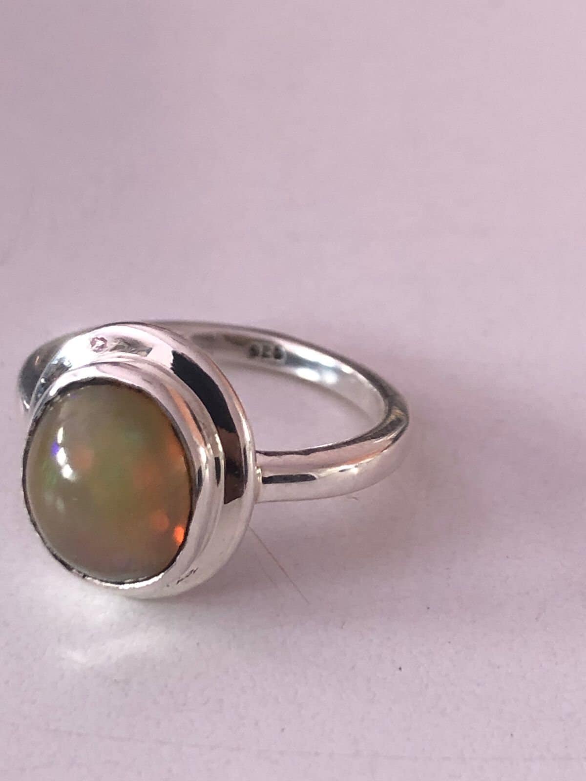 Anello fatto a mano con opale rosa: fascia in argento sterling, pietra preziosa naturale - Italia Anello fatto a mano con opale rosa: fascia in argento sterling, pietra preziosa naturale - Italia