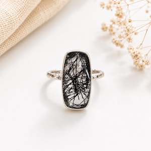 Naturlig svart rutilerad kvartsring | Rektangulär ädelstensring | Boho smycken present